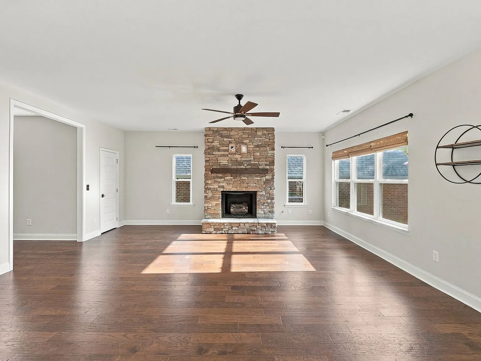 5 bed, 4246 sqft, $3,500 — Photo 4