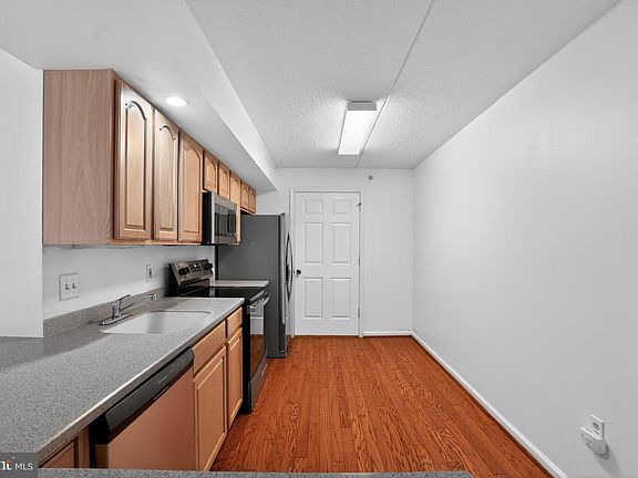 4th image of 627 Brandon Rd W
