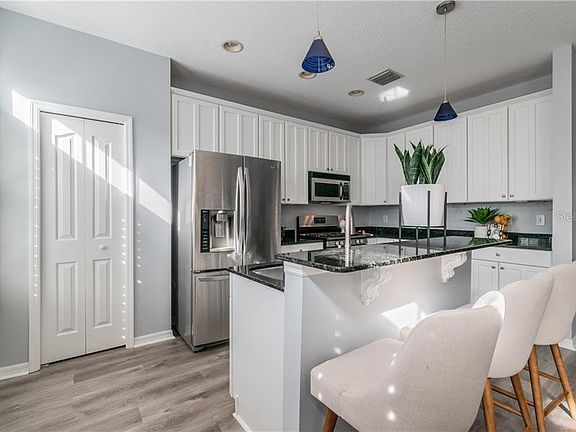 3rd image of 3007 Pointeview Dr