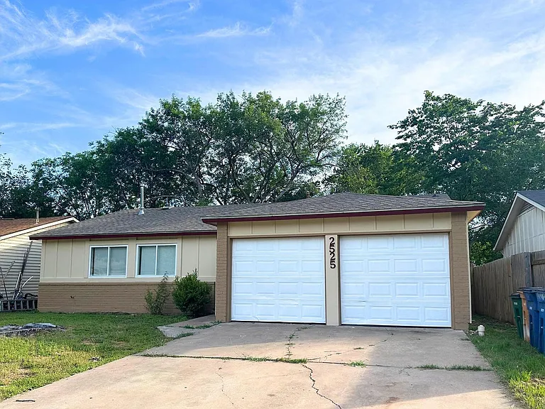 2525 Dovemeadow Dr — Photo 2
