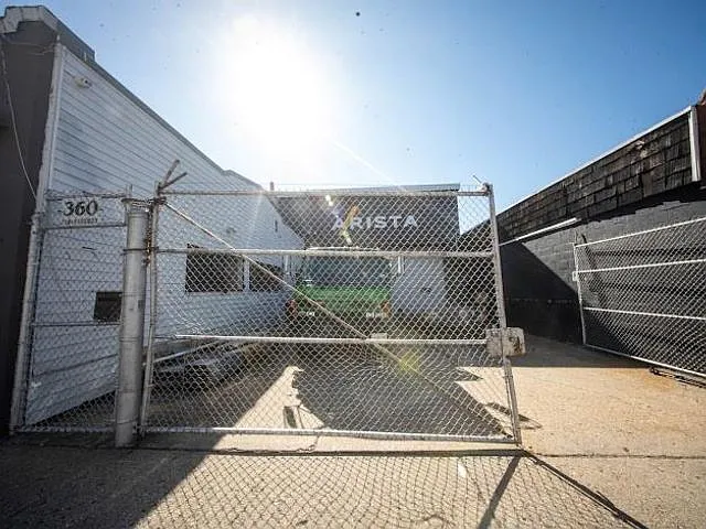 Studio, $10,000 — Photo 2