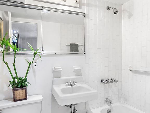 2nd image of 142 W 82nd St APT 5