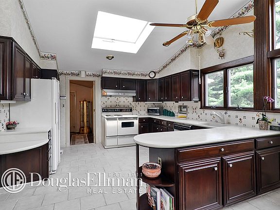 5th image of 285 Hillcrest Ln
