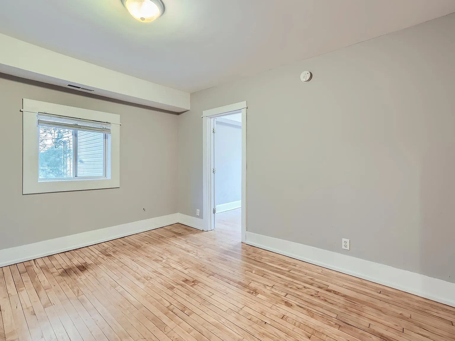 3 bed, 1000 sqft, $1,698 — Photo 3