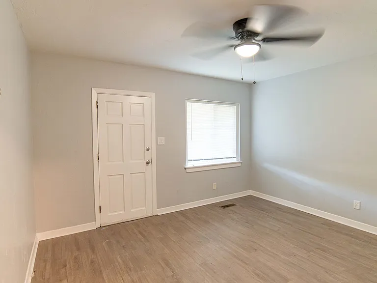 1343 Charlotte St — Photo 7
