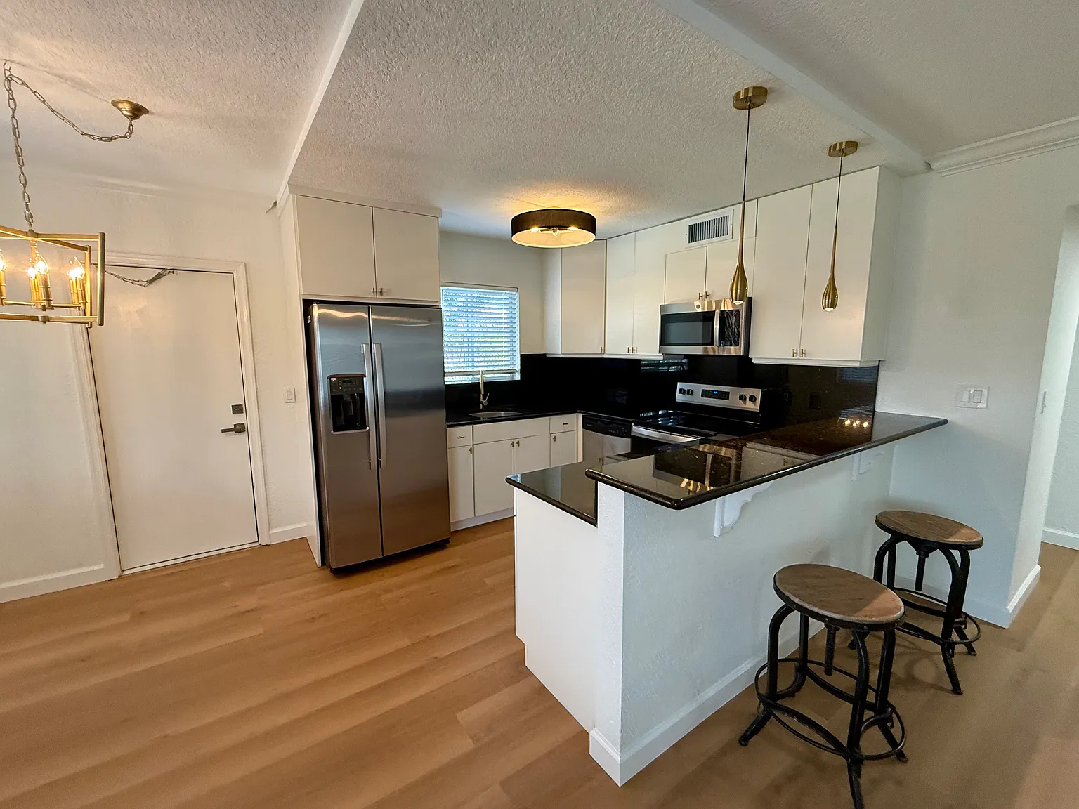 2 bed, 908 sqft, $2,100 — Photo 1