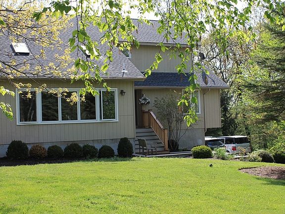 Front of house : Beautiful sunny private lawn to enjoy