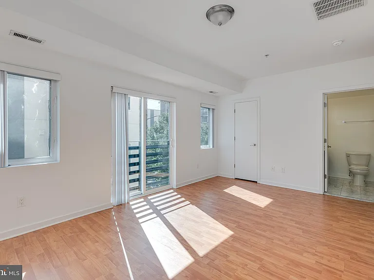 228 W George St #218 — Photo 36