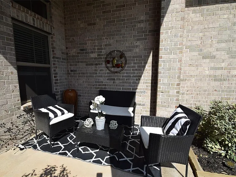 917 Crystal Bend Ln — Photo 1