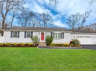 9 S Pond Trl, Ridge, NY 11961