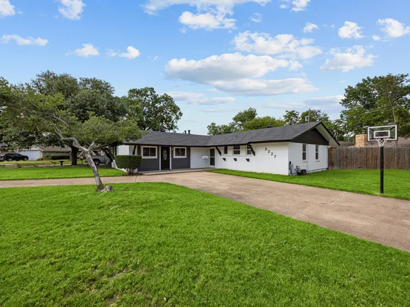 2227 Greenbrier Dr, Irving, TX 75060