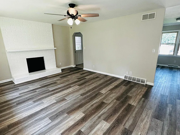 114 Logan Ave — Photo 9