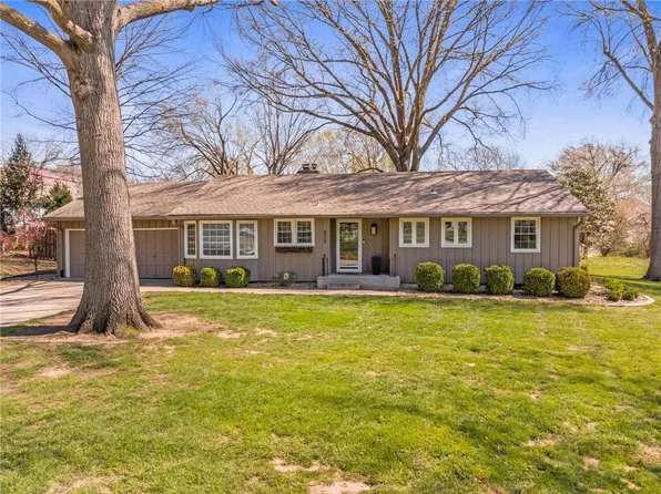 6525 Hodges Dr, Prairie Village, KS 66208