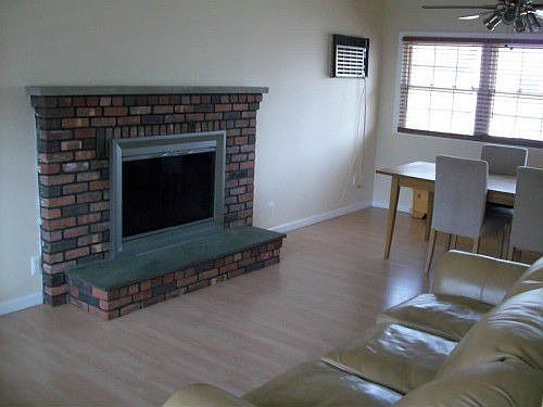 2nd image of 825 Oakfield Ave