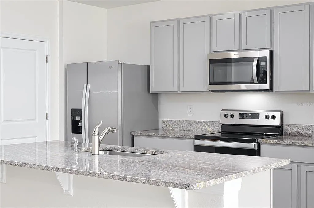3 bed, 2.0 bath, 1690 sqft, $2,200 — Photo 3