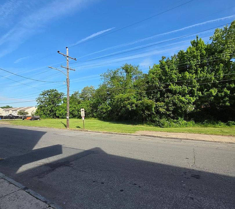 2nd image of 1900 W 3rd St