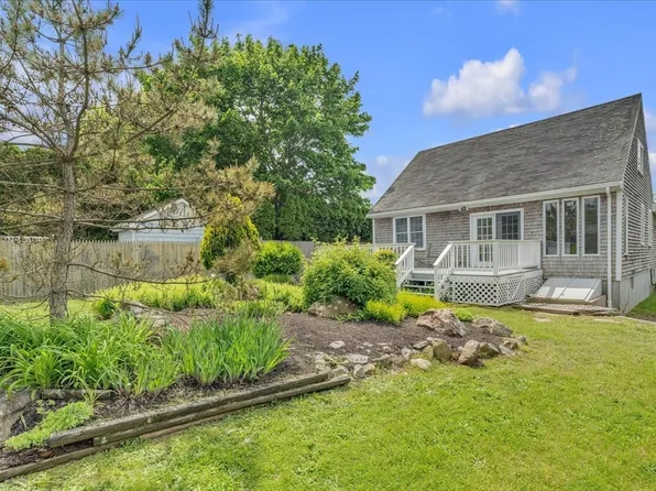 57 Center St, Dartmouth, MA 02748