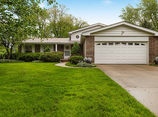 909 N Brentwood Ln, Mount Prospect, IL