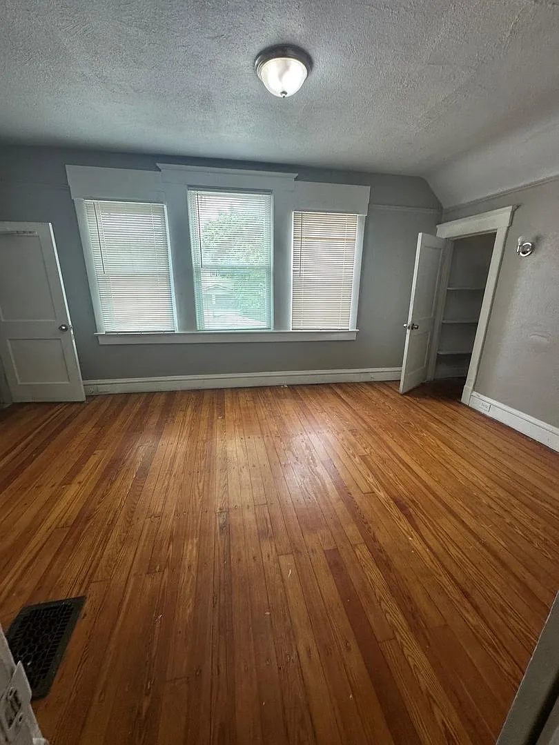 This is a 4 bedroom 1 full bathroom 1/2 bathhouse which has a spacious living room, dining room a... — Photo 2