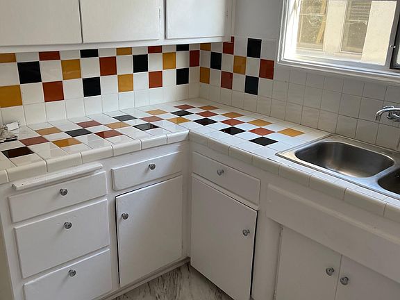 4th image of 921 N Sweetzer Ave #2
