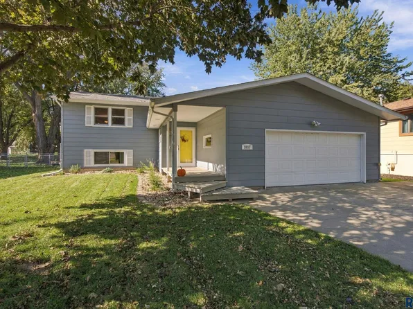2017 S Fox Trl, Sioux Falls, SD 57103
