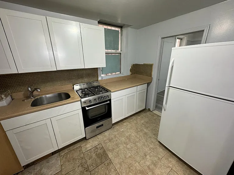 W 181st St — Photo 8