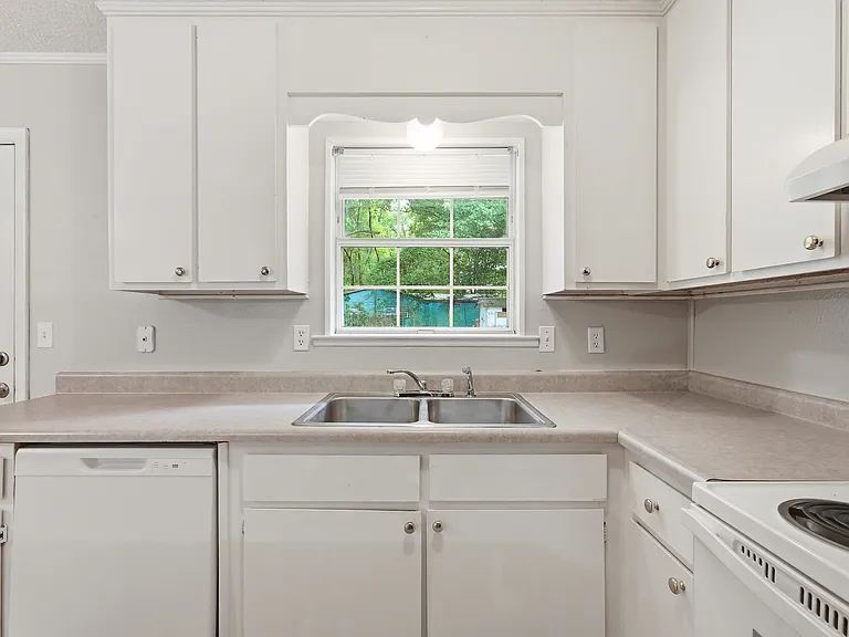 90 Andrews Ave — Photo 18