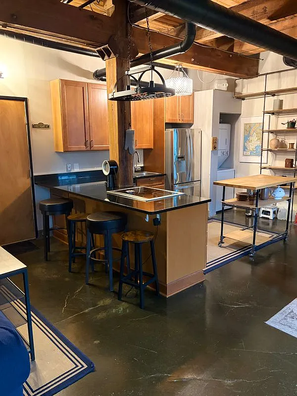 1 bed, 1.0 bath, 4851 sqft, $1,990 — Photo 4