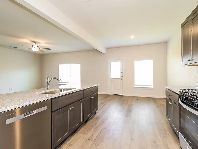 1513 Woodwinds Dr — Photo 8