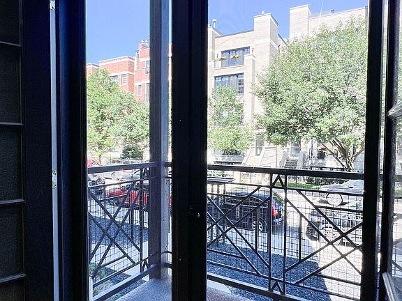 4th image of 3754 N Wilton Ave APT 1S