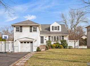 142 Village Cir W, Paramus, NJ 07652