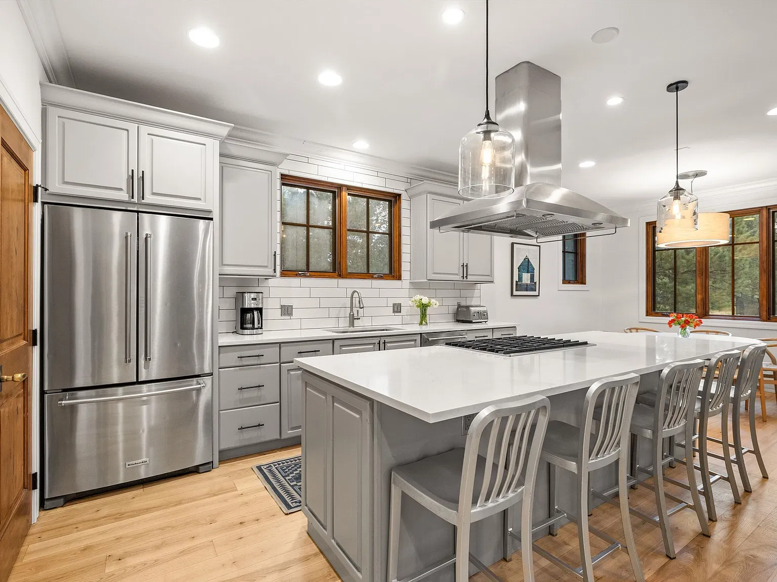 4 bed, 4.5 bath, 3989 sqft, $8,500 — Photo 4