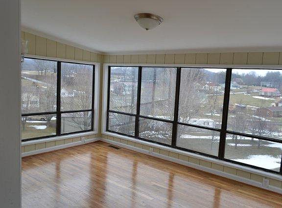 5th image of 325 McConnell St