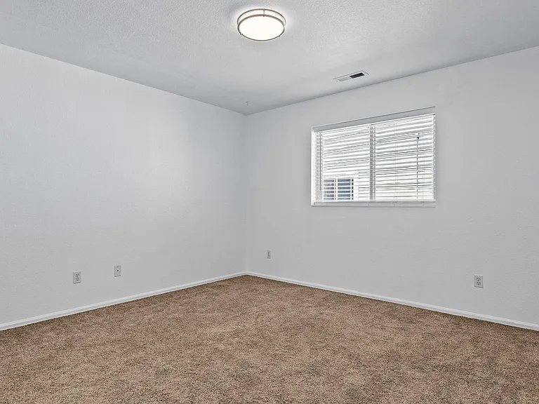 565 Redcliff Cir — Photo 5