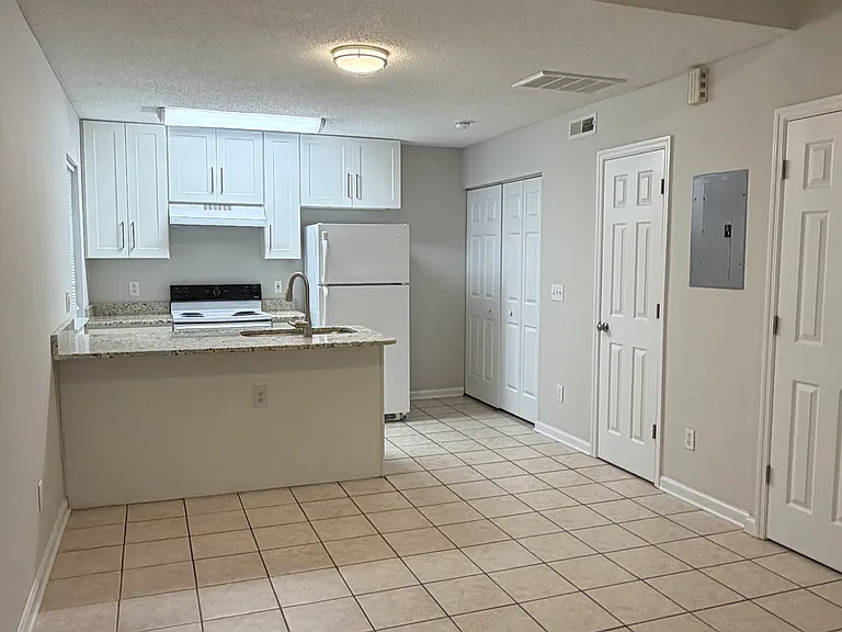 916 Bonham Ave — Photo 2