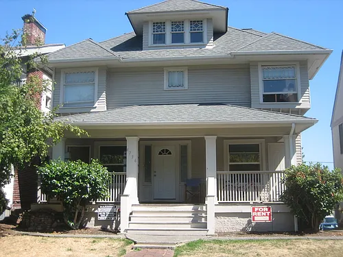 4736 18th Ave NE Photo 1