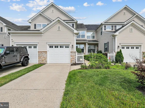 18 Spinnaker Dr, Mount Laurel, NJ 08054