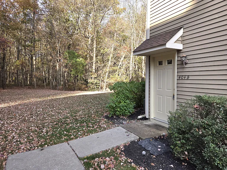 404 Harwood Ct #B — Photo 1