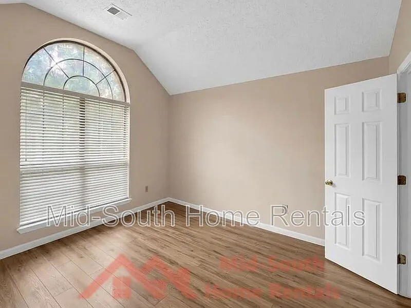 3 bed, 2.0 bath, 1298 sqft, $1,295 — Photo 2