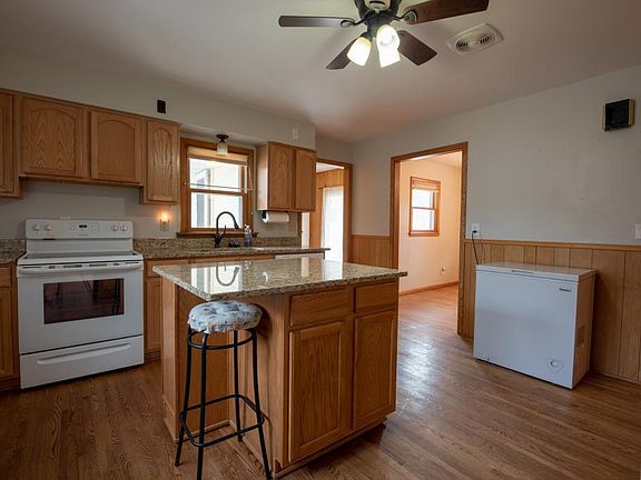 4th image of 912 41st Ave