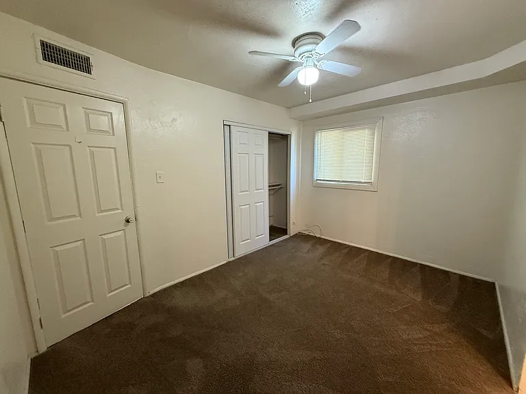 1416 E Elm St — Photo 7