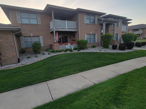 3rd image of 9834 Wildwood Ct Unit 1-D