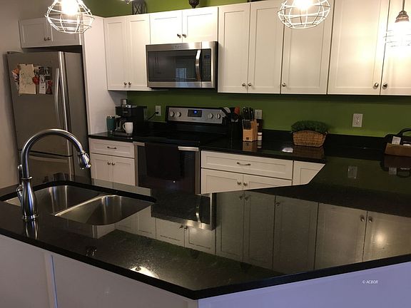 5th image of 10 Berkley Dr