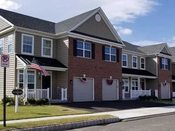 16789 River View Cir, Bristol, PA 19007