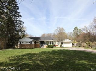 1056 Rochawies Dr, Oakland, MI 48363