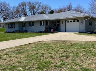 302 Maple St, Ireton, IA 51027
