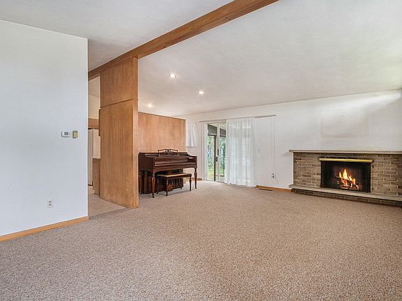 3rd image of 140 W Delaware Ave