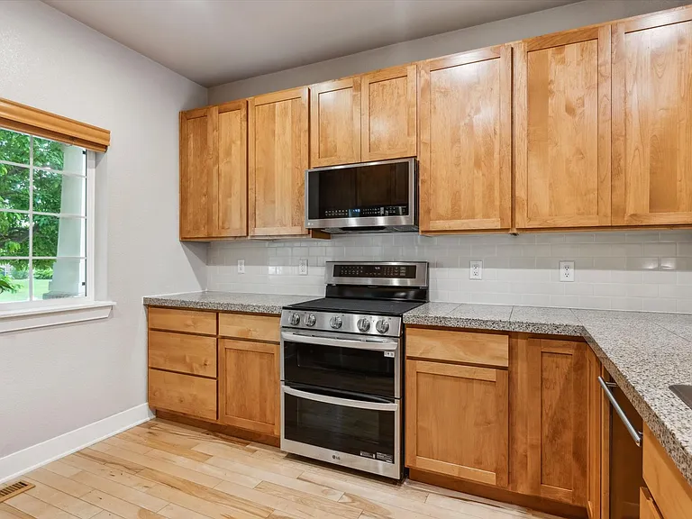 1038 Village Cir — Photo 7