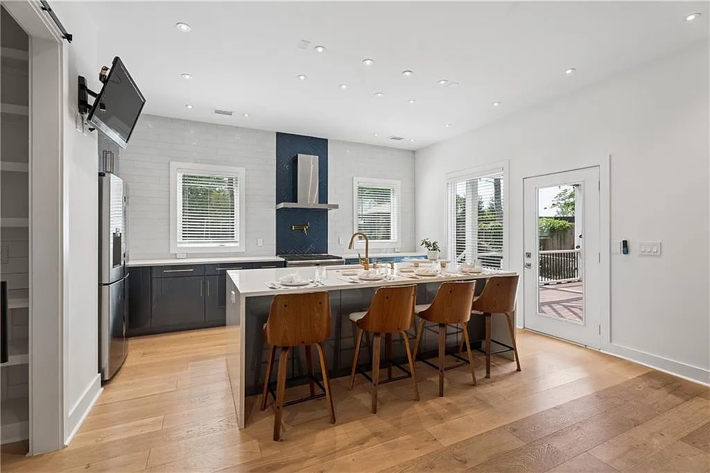 5 bed, 3.5 bath, 3200 sqft, $8,500 — Photo 3