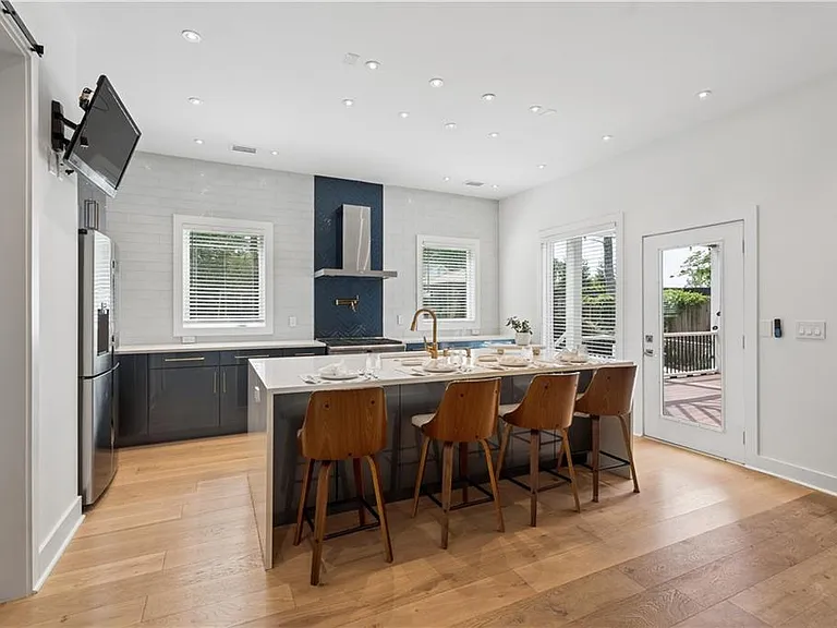 4130 Lower Roswell Rd — Photo 3